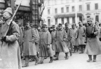 Санкт-Петербург - Австрийские военнопленные под конвоем идут по Невскому проспекту