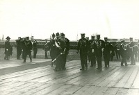 Санкт-Петербург - Император Николай II и сопровождающие его лица за осмотром нового военного корабля