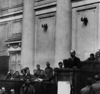 Санкт-Петербург - Ленин выступает в Таврическом дворце. Петроград, Россия, 1917 г.