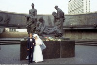 Санкт-Петербург - Молодожёны у монумента героическим защитникам Ленинграда