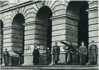 Санкт-Петербург - Петроград. У входа в Смольный, 1917