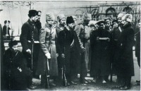 Санкт-Петербург - Пикет Красной Гвардии проверяет пропуска у входа в Смольный, 1917