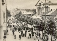 Ижевск - Улица Советская в Ижевске начало 1960-х. Справа на снимке виден кинотеатр Дружба.