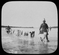 Хабаровский край - Нанаец со своим псом на берегу Амура