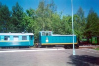 Хабаровск - Поезд Хабаровской ДЖД на станции Пионерская. На заднем плане – паровоз 159-6421 на постаменте