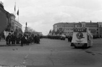 Хабаровск - Первомайская демонстрация, колонны на площади Ленина