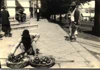 Хабаровск - Китайские торговцы возле торгового дома Кунста и Альберса, ул. Муравьева-Амурского, 9