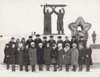 Магнитогорск - Групповая фотография возле монумента