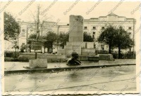 Тверь - Разрушенный нацистами памятник Ленину  в Калинине во время немецкой оккупации 1941-1942 гг