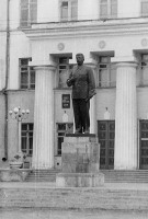 Остальной мир - Памятник Сталину