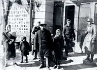 Орёл - Жители Орла перед зданием комендатуры
