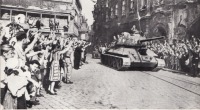Прага - Сосетские воины-освободители на улицах Праги.