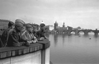 Прага - Советские солдаты на мосту через Влтаву