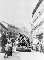 Прага - Советские танки на Народном проспекте в Праге