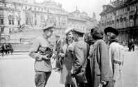 Прага - Советские воины среди жителей Праги в день ее освобождения у памятника Яну Гусу