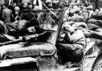  - Советские воины спят в машинах на одной из площадей Праги