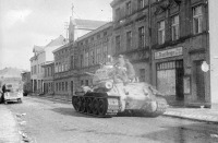 Польша - Советские танки проходят по одной из улиц города Кольберг