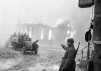Польша - Красноармеец А. Пономарев пропускает артиллерийскую колонну по одной из улиц города Бальденберг