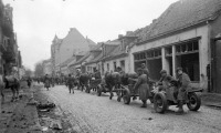 Польша - Советские войска проходят через город Шнайдемюль
