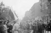 Польша - Советские воины беседуют с жителями одного из освобожденных городов Польши