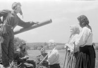 Польша - Крестьянки освобожденного от оккупантов населенного пункта Прикарпатья беседуют с советскими танкистами