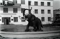 Якутск - Институт Мерзлотоведения. Скульптура мамонта.