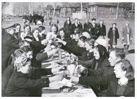 Ярославская область - Колхозники колхоза имени Сталина за праздничным столом 9 Мая 1945 года