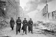 Германия - Советские бойцы Первого Белорусского фронта на одной из улиц города Штаргард
