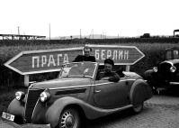 Германия - Фотокорреспондент В.С.Кинеловский (справа) в машине на пути из Берлина в Дрезден