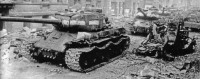 Берлин - Колонна советских тяжелых танков ИС-2 на одной из улиц
