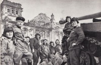 Берлин - Советские танкисты у Рейхстага.