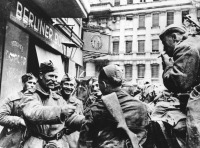 Берлин - Советские солдаты на улице Берлина.