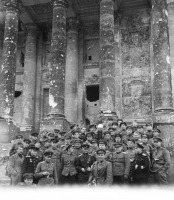 Берлин - Группа советских военных и корреспондентов на фоне Рейхстага