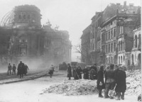 Берлин - Май 1945 г. Расчистка улицы у Рейхстага берлинцами.