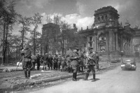 Берлин - Советские военные фотографируются на фоне Рейхстага.