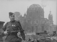 Берлин - Младший сержант РККА на фоне Берлинского кафедрального собора.
