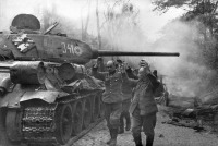 Берлин - Советский танк Т-34-85 и пленные ополченцы из фольксштурма
