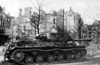 Берлин - Советский танк ИС-2 на улице Берлина.