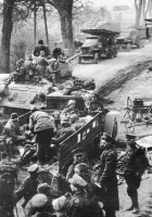 Берлин - Погрузка раненых советских солдат на грузовик ЗИС-5в для эвакуации.