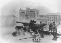 Берлин - Советские артиллеристы ведут огонь из 152-мм гаубицы МЛ-20 в Берлине.