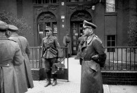 Берлин - Генерал вермахта Ганс Кребс у штаба советских войск в Берлине.