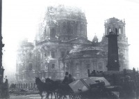 Берлин - Советская 122-мм гаубица М-30 на конной тяге в центре Берлина.