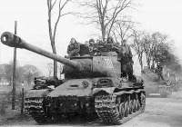 Берлин - Колонна танков ИС-2 на подступах к Берлину. 1-й Украинский фронт, апрель 1945 г.