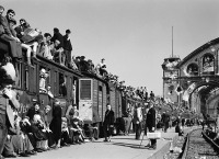 Берлин - Пассажиры на разрушенном Ангальтском вокзале в первые дни после войны.