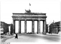 Берлин - Brandenburger Tor. Ruine