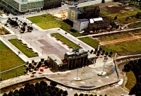 Берлин - Берлин - разделённый город,район Бранденбургских ворот.Brandenburger-Tor