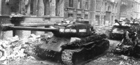 Берлин - Тяжелый танк ИС-2 на улице Берлина, апрель 1945 г.