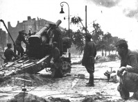 Берлин - Тяжелая артиллерия в одном из уличных боев