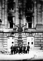 Берлин - Офицеры 136-й Армейской пушечной артиллерийской бригады возле здания Рейхстага