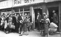 Берлин - Немецкие женщины в очереди в лавку, продукты в которую поступают с 1-го участка  центрального продовольственного склада военной комендатуры